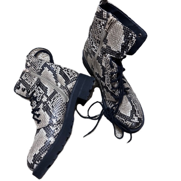Mia women’s snake skin print combat boots - 7.5 - Picture 2 of 6